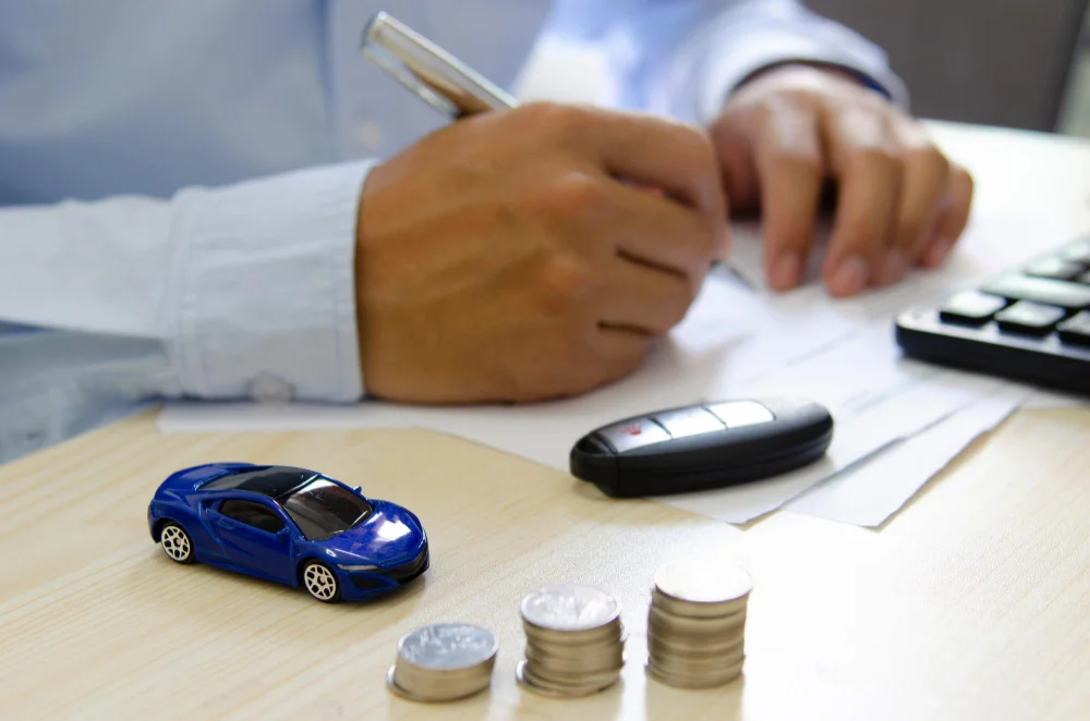 Hombre contando dinero para préstamo con garantía de auto