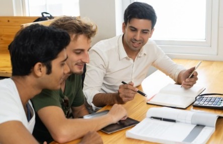 Grupo de socios realizando prestamos personales para independientes Panamá