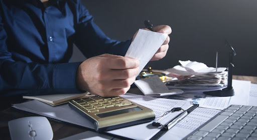 Hombre apunto de consolidar deudas