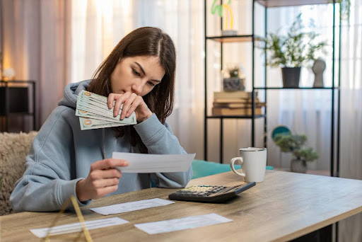 mujer revisando sus deudas